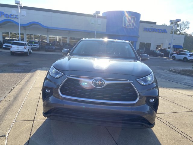 Used 2021 Toyota Highlander LE FWD image 3
