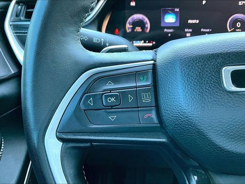 Used 2022 Jeep Grand Cherokee Laredo w/ Luxury Tech Group I image 11