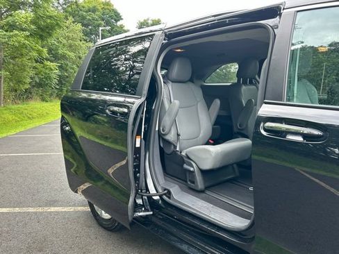 Used 2024 Toyota Sienna XLE w/ XLE Plus Package AWD/4WD image 19