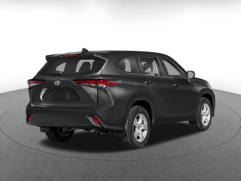 Used 2025 Toyota Highlander LE FWD image 2
