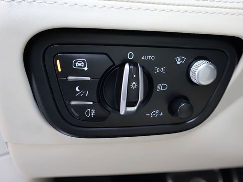 Used 2021 Bentley Bentayga image 23