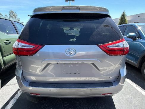 Used 2017 Toyota Sienna XLE Premium FWD image 3