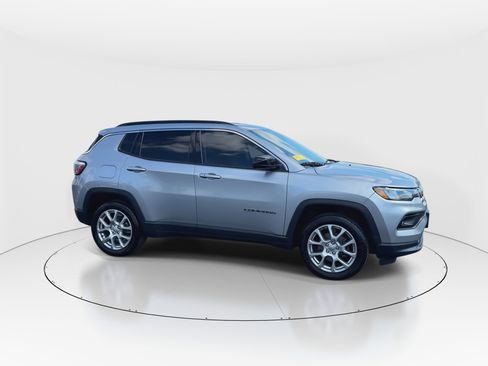 Used 2022 Jeep Compass Latitude image 9