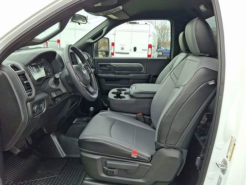 Used 2024 RAM 2500 Tradesman w/ Chrome Appearance Group image 8