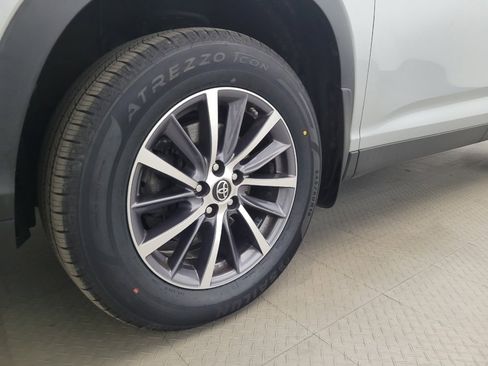 Used 2019 Toyota Highlander XLE w/ Carpet Mat Package (TMS) image 31