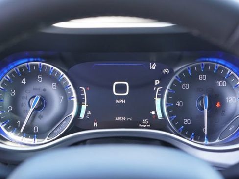 Used 2025 Chrysler Pacifica Select FWD image 18
