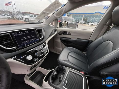 Used 2024 Chrysler Pacifica Touring-L image 13
