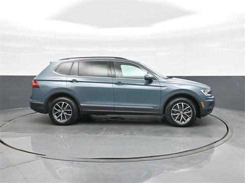 Used 2020 Volkswagen Tiguan SE w/ Panoramic Sunroof Package image 8