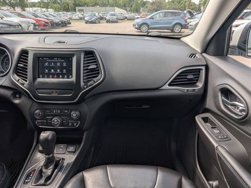 Used 2019 Jeep Cherokee Latitude Plus w/ Comfort/Convenience Group AWD/4WD image 18