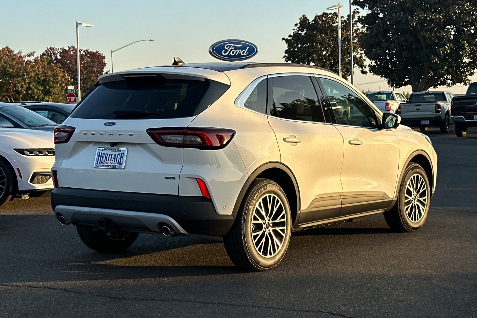 New 2024 Ford Escape SE w/ PHEV Premium Package FWD image 4