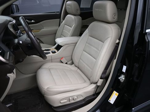 Used 2019 GMC Acadia Denali w/ Technology Package FWD image 16