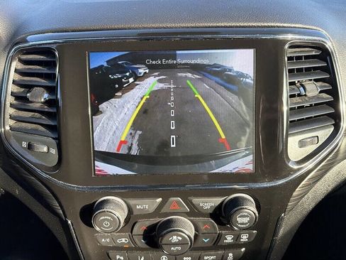 Used 2022 Jeep Grand Cherokee Laredo X image 24