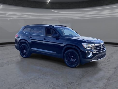 New 2026 Volkswagen Atlas SE image 2