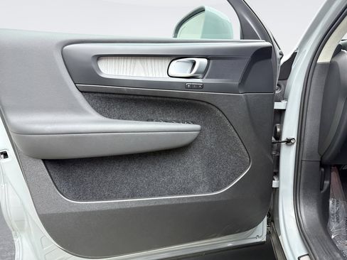 Used 2025 Volvo XC40 B5 Core image 9