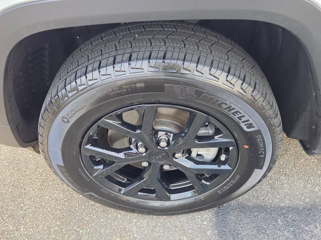 Used 2024 Jeep Grand Cherokee L Altitude RWD image 5
