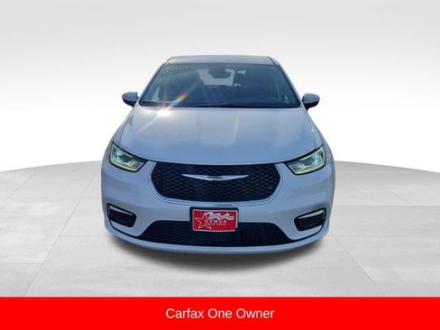 Used 2023 Chrysler Pacifica Touring-L image 2