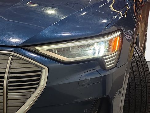 Used 2019 Audi e-tron Prestige w/ Prestige Package AWD/4WD image 30