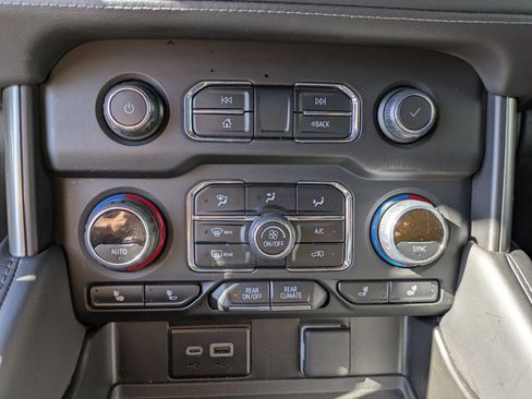 Used 2024 Chevrolet Suburban LT image 20