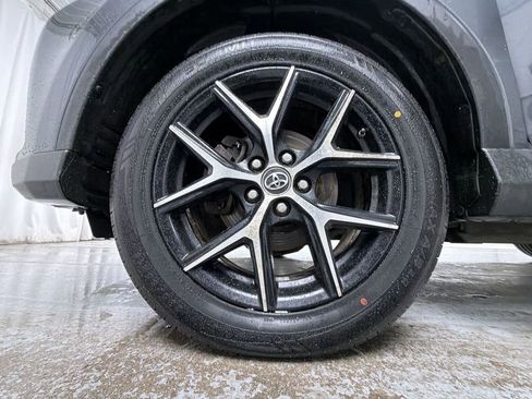 Used 2018 Toyota RAV4 SE image 14