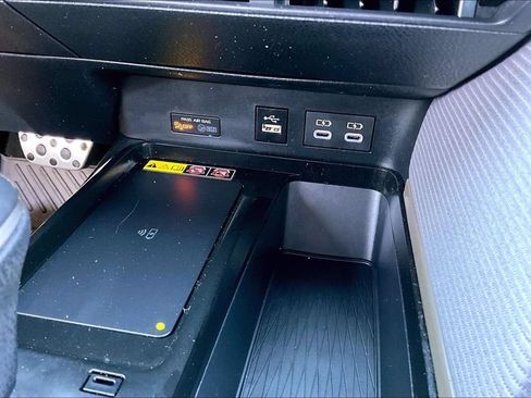 Used 2025 Toyota Camry SE w/ Convenience Package FWD image 15