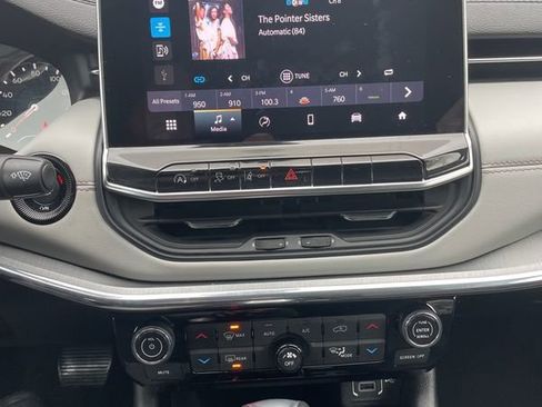 Used 2022 Jeep Compass Limited image 16