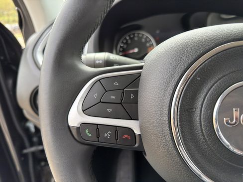 Used 2021 Jeep Renegade Latitude FWD image 24