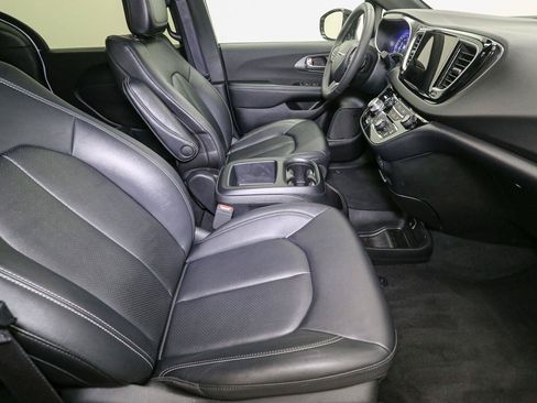 Used 2025 Chrysler Pacifica Select FWD image 16