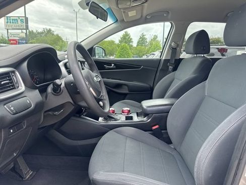 Used 2019 Kia Sorento L FWD image 14