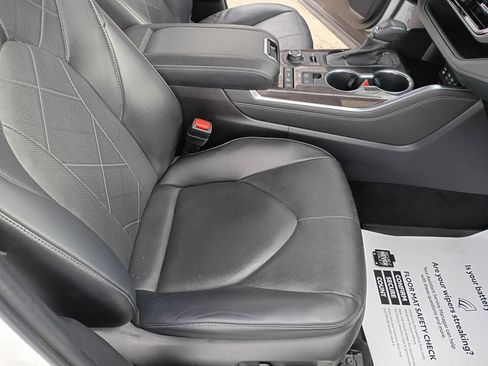 Used 2021 Toyota Highlander XLE image 18