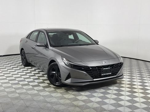 Used 2022 Hyundai Elantra SEL w/ Preferred Accessory Package FWD image 2