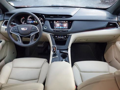 Used 2018 Cadillac XT5 Luxury w/ Driver Awareness Package image 16