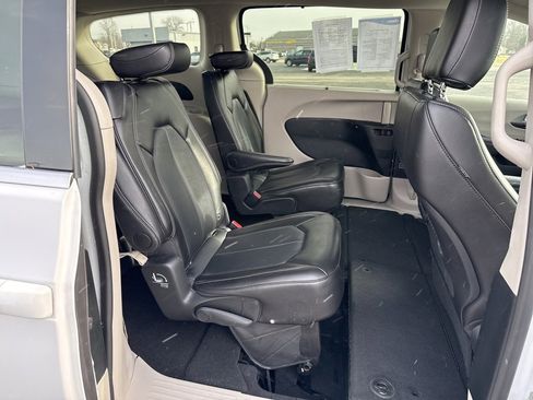 Used 2024 Chrysler Pacifica Touring-L image 21