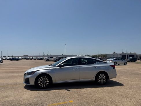 Certified 2025 Nissan Altima 2.5 SV FWD image 13