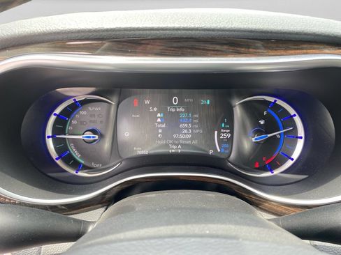 Used 2022 Chrysler Pacifica Limited FWD image 23