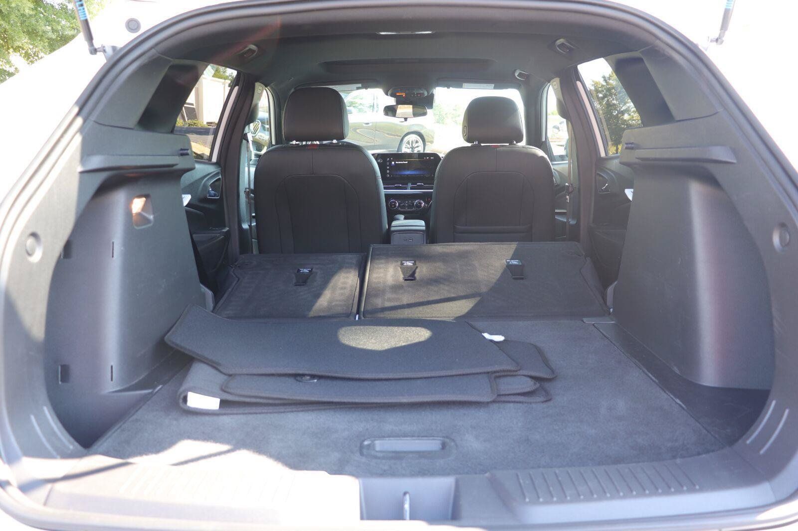 Used 2024 Chevrolet Trax RS w/ Sunroof Package FWD image 16