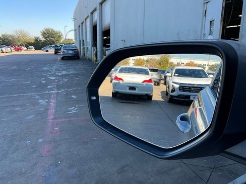 Used 2025 Volkswagen Atlas Cross Sport SE image 19