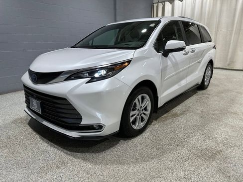 Certified 2024 Toyota Sienna Platinum AWD/4WD image 4