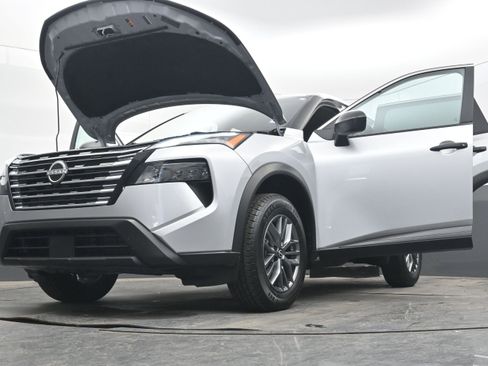 Used 2024 Nissan Rogue S image 42