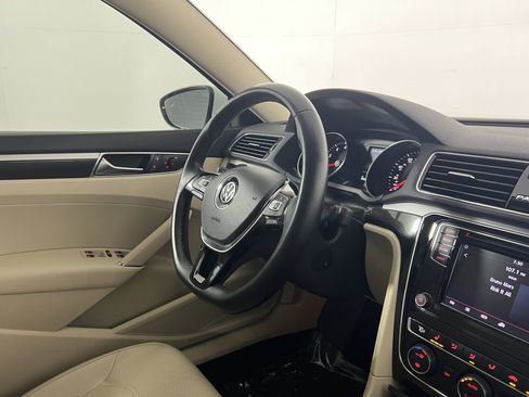 Used 2019 Volkswagen Passat 2.0T SE R-Line FWD image 10
