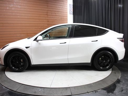 Used 2022 Tesla Model Y Long Range image 7