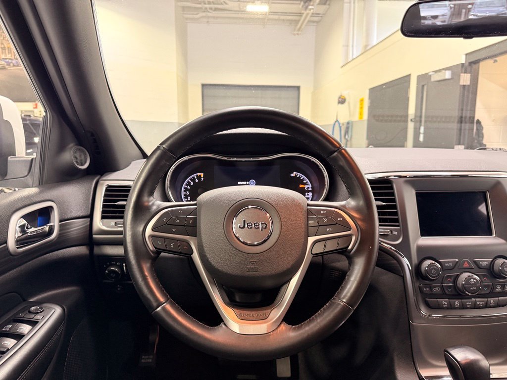 Used 2020 Jeep Grand Cherokee Laredo AWD/4WD image 23