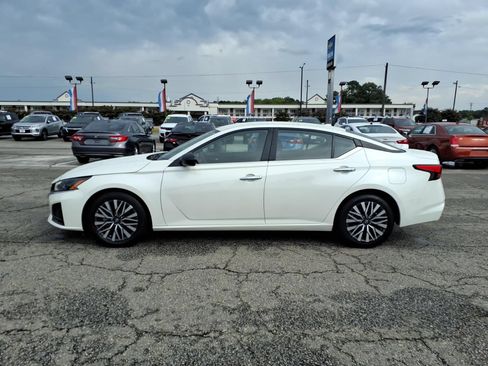Used 2024 Nissan Altima 2.5 SV FWD image 2