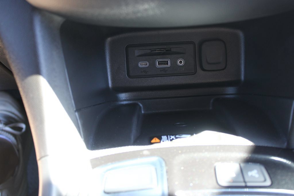 Used 2023 Chevrolet Equinox Premier AWD/4WD image 46