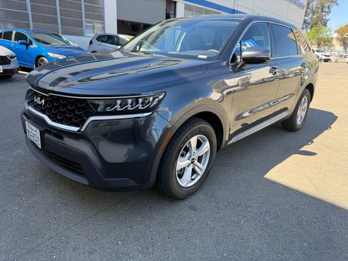 Used 2023 Kia Sorento LX image 2