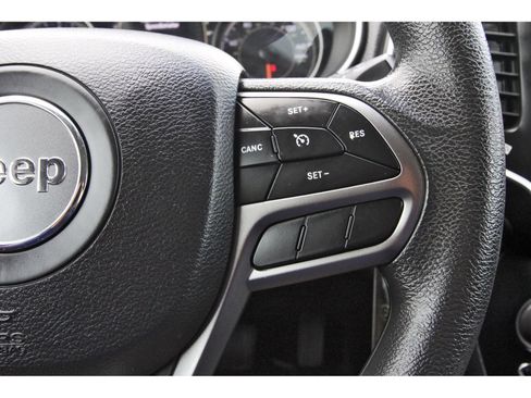 Used 2020 Jeep Cherokee Latitude w/ Mopar Interior Package FWD image 19