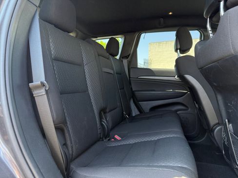 Used 2021 Jeep Grand Cherokee Laredo image 17