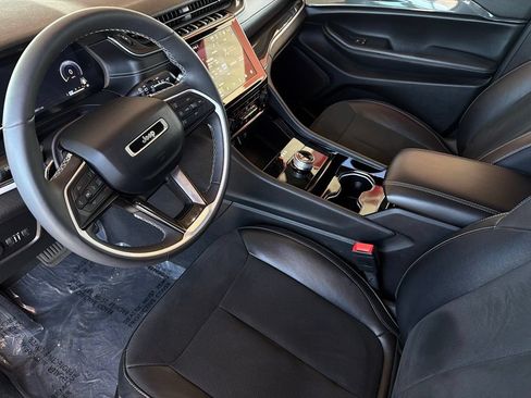 Used 2023 Jeep Grand Cherokee Altitude RWD image 16