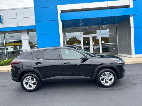 Used 2024 Chevrolet Trax LS w/ LS Convenience Package FWD image 3
