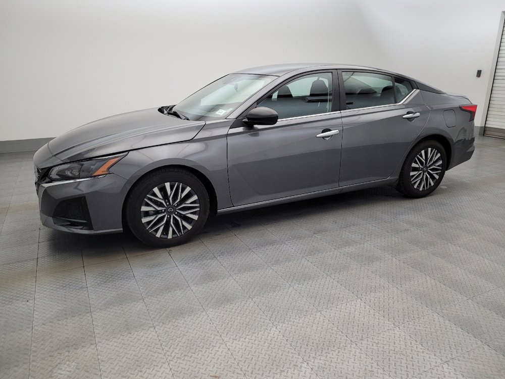 Used 2025 Nissan Altima 2.5 SV FWD image 2