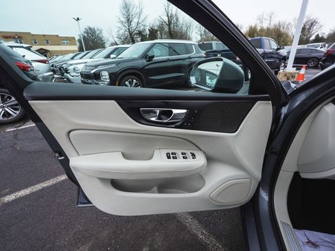 Used 2019 Volvo S60 T6 Momentum w/ Premium Package image 9